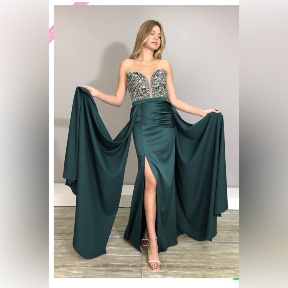 Gorgeous green gown in a size 6. My height is 5’4 and I wore with 2.5 inch heels